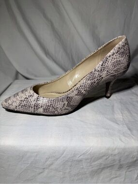 EUC Talbots snakeskin embossed tan leather heels
